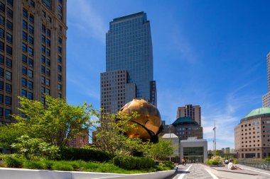 New York, New York, ABD - 2 Mayıs 2020: Aşağı Manhattan 'daki Dünya Ticaret Merkezi kompleksinin görüntüsü.