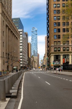 New York, New York / ABD - 2 Mayıs 2020: Coronavirus çarpması, Manhattan 'da şehir merkezinin boş sokakları.