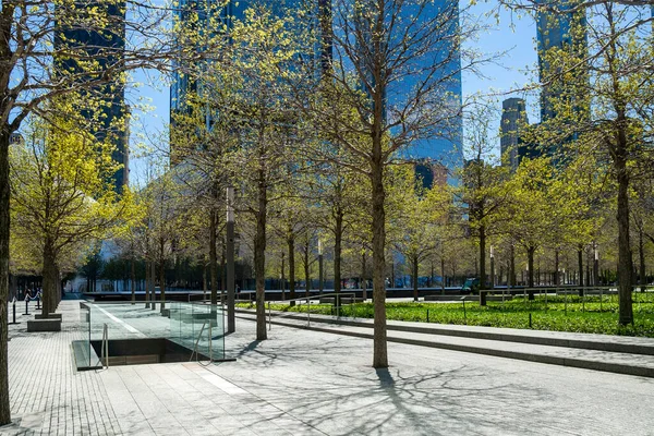 美国纽约州纽约 2020年5月2日 曼哈顿下城世界贸易中心纪念公园景观 — 图库照片