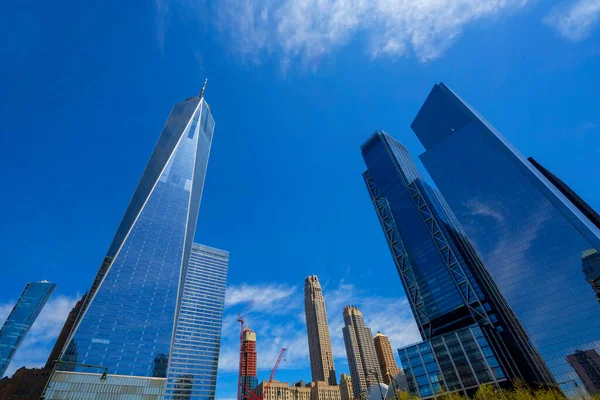 New York, New York, ABD - 2 Mayıs 2020: Aşağı Manhattan 'daki Dünya Ticaret Merkezi kompleksinin görüntüsü.