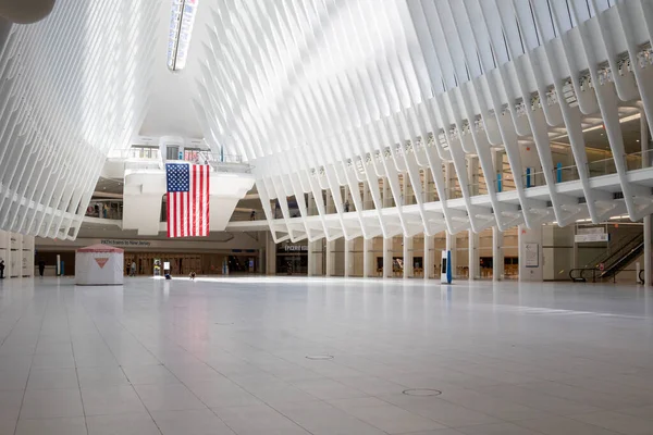 米国ニューヨーク 2020年5月2日 コロナウイルスCovid 19パンデミックの際に人がいないOculus World Trade Center Transportation Hubの内部 — ストック写真