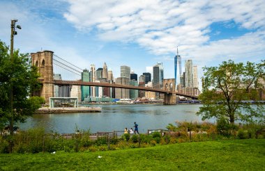 Brooklyn Köprüsü ve Manhattan silueti Brooklyn Köprüsü Parkı, New York