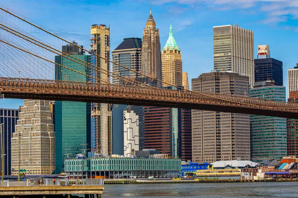 브루클린 브리지와 맨해튼 스카이라인 브루클린 브리지 파크에서 수있는 — 스톡 사진