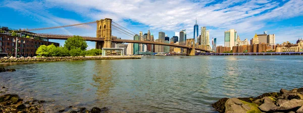 ダウンタウンの有名なスカイラインニューヨークとブルックリン橋 — ストック写真