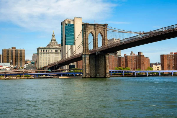 ニューヨークのブルックリン ブリッジ パークから見たブルックリン ブリッジとマンハッタンのスカイライン — ストック写真