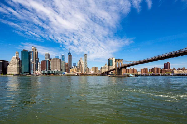 纽约市中心著名的天际线和布鲁金斯林桥 — 图库照片