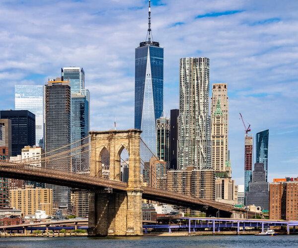 Brooklyn Bridge and Manhattan skyline as seen from Brooklyn Bridge Park, New York City