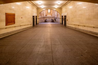 New York Şehri - 10 Mayıs 2020: New York 'taki Coronavirus karantinası sırasında boş Grand Central Terminali