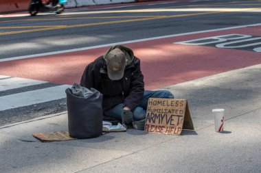 New York, ABD - 10 Mayıs 2020: Sokakta oturan evsiz bir adam yardım istiyor 
