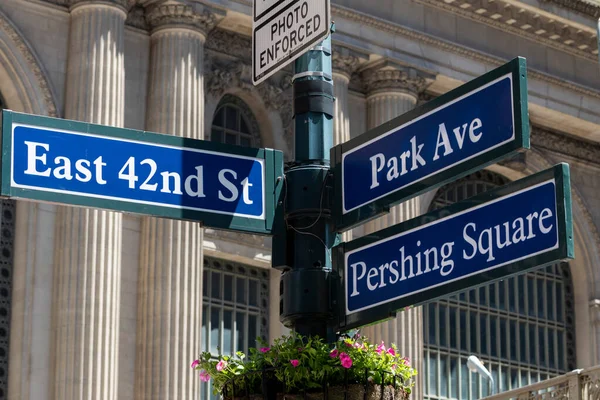 Señal Tráfico Calle East 42Nd Park Ave Nueva York Estados —  Fotos de Stock