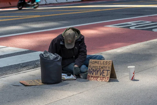 New York Usa May 2020 Homeless Man Sitting Street Asking — Stock Photo, Image