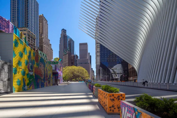 米国ニューヨーク市 2020年5月2日 金融地区のサンティアゴ カラトラバ建築家によって設計された世界貿易センター交通ハブまたはオキュラスの屋外ビュー ストックフォト