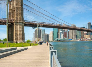 Manhattan şehir merkezi ve Brooklin Köprüsü manzarası 