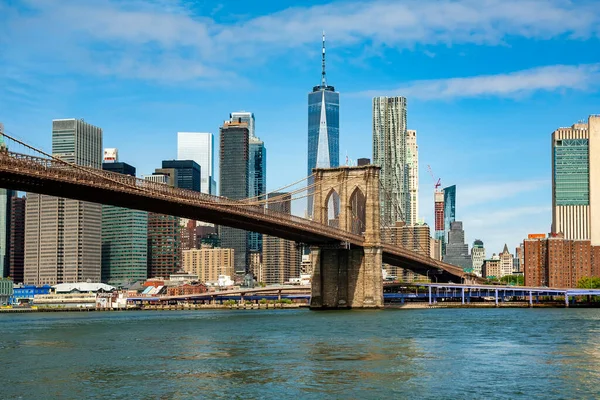 ダウンタウンの有名なスカイラインニューヨークとブルックリン橋 — ストック写真