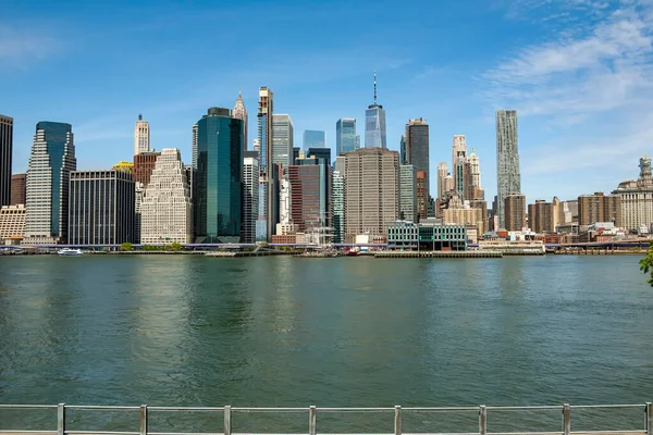 ブルックリンのブルックリン ブリッジ パークからのロウアー マンハッタンのスカイラインビュー ストック画像