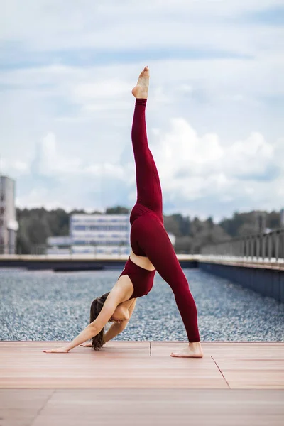 Kvinnan gör yoga Royaltyfria Stockfoton