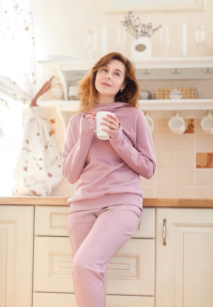 Mujer Joven Cocina Con Taza Café —  Fotos de Stock