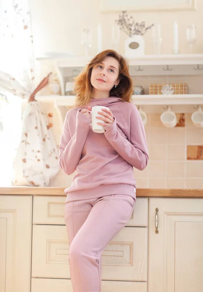 Jonge Vrouw Keuken Met Kop Koffie Rechtenvrije Stockfoto's