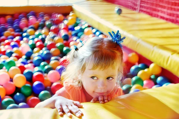 Bambina nel parco a tema — Foto Stock