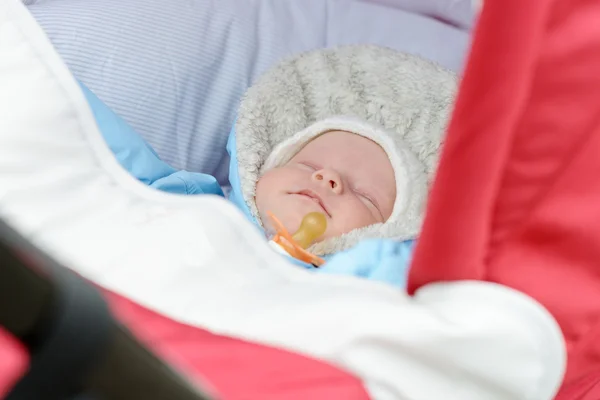 Pasgeboren baby in de kinderwagen — Stockfoto