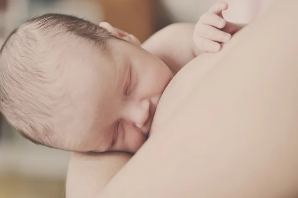 Mama hrănind nou-născutul — Fotografie, imagine de stoc