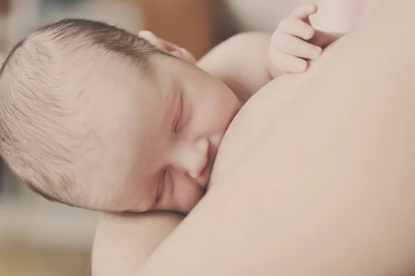 Madre alimentación recién nacido — Foto de Stock