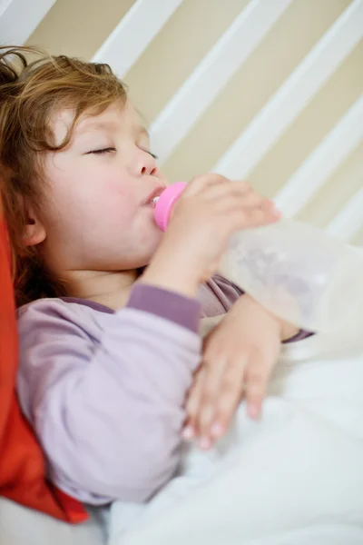 Niño pequeño con botella —  Fotos de Stock