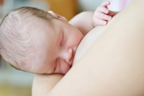 Madre alimentación recién nacido — Foto de Stock