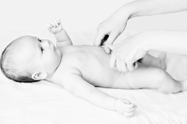 Masseuse massaging of baby — Stock Photo, Image