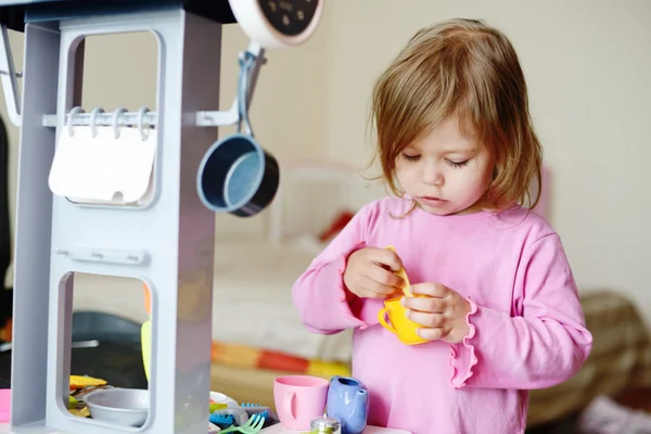 Toddler  playing with kitchen — Stock Photo, Image