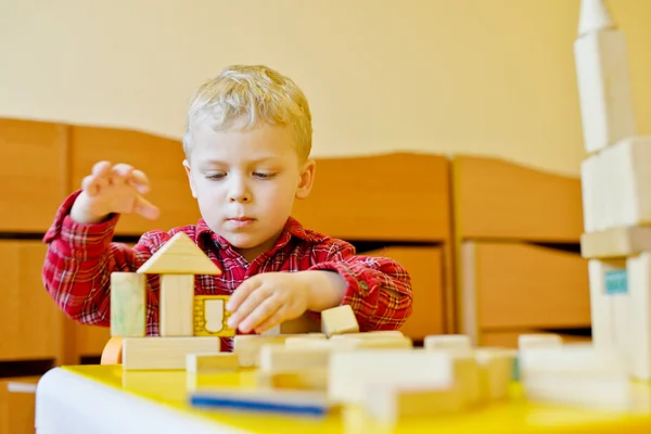 Toddler boy playing blocks — Stock fotografie