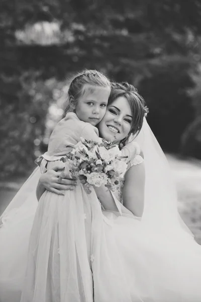 Linda Noiva Ruiva Com Sua Irmãzinha — Fotografia de Stock