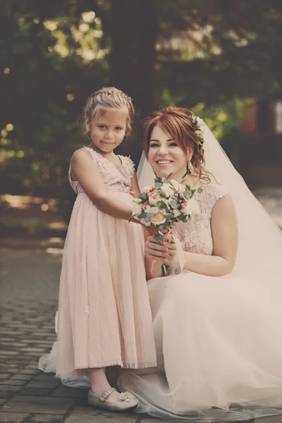 彼女の小さな Siste 赤毛の美しい花嫁 — ストック写真