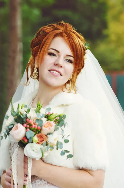 红发女郎漂亮新娘 — 图库照片