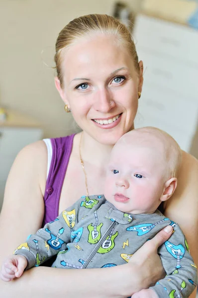 Mãe e bebê filho — Fotografia de Stock