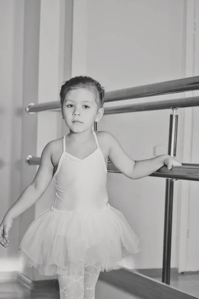 Девочка в танцевальной школе — стоковое фото