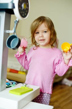yürümeye başlayan çocuk kız oyun mutfak
