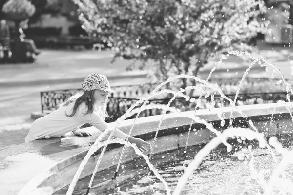 Meisje in de buurt van de fontein — Stockfoto