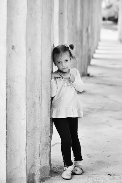 Κοριτσάκι σε εξωτερικούς χώρους — Φωτογραφία Αρχείου