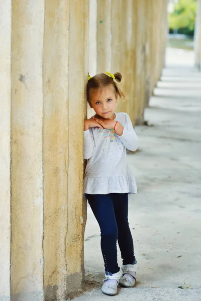 Kis lány a szabadban — Stock Fotó
