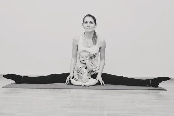 Молодая Мама Делает Физические Упражнения Йоги Вместе Своим Ребенком — стоковое фото