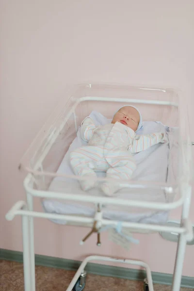 Newborn baby  in  prenatal hospital — Stock Photo, Image