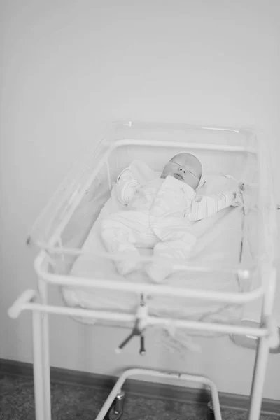 Новорожденный ребенок в пренатальной больнице — стоковое фото