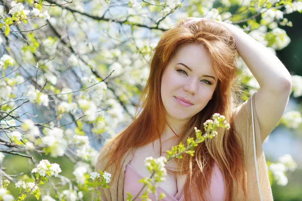 Rousse femme au printemps — Photo