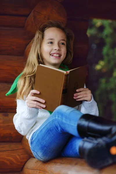 Gelukkig preteen meisje — Stockfoto