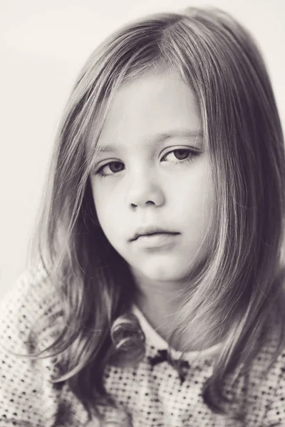 Porträt eines kleinen Mädchens — Stockfoto