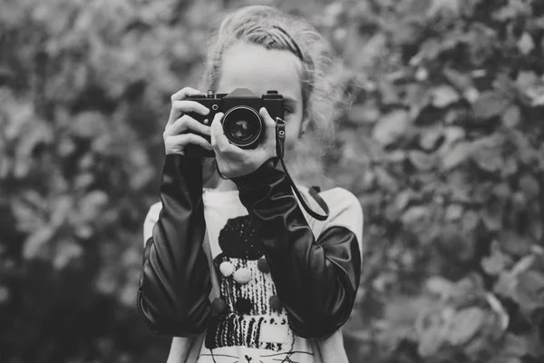 Девочка-подросток, снимающая — стоковое фото