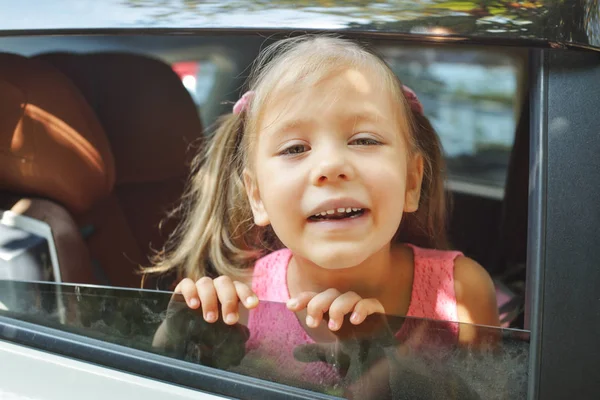 Junge glücklich im Auto — Stockfoto