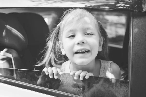 Jonge gelukkig in auto — Stockfoto