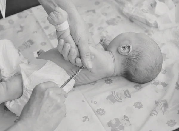 Doktor telkih yeni doğan bebek — Stok fotoğraf